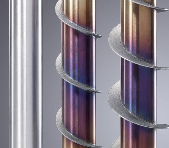 Trumpf bietet jetzt laserbasierte 3D-Drucksysteme an. Bei einem davon, dem LMD-Verfahren (Laser Metal Deposition), erzeugt der Laser ein Schmelzbad auf der Oberfläche eines Bauteils und schmilzt das zeitgleich eingebrachte Pulver entsprechend der gewünschten Form auf. Trumpf bietet jetzt laserbasierte 3D-Drucksysteme an. Bei einem davon, dem LMD-Verfahren (Laser Metal Deposition), erzeugt der Laser ein Schmelzbad auf der Oberfläche eines Bauteils und schmilzt das zeitgleich eingebrachte Pulver entsprechend der gewünschten Form auf.