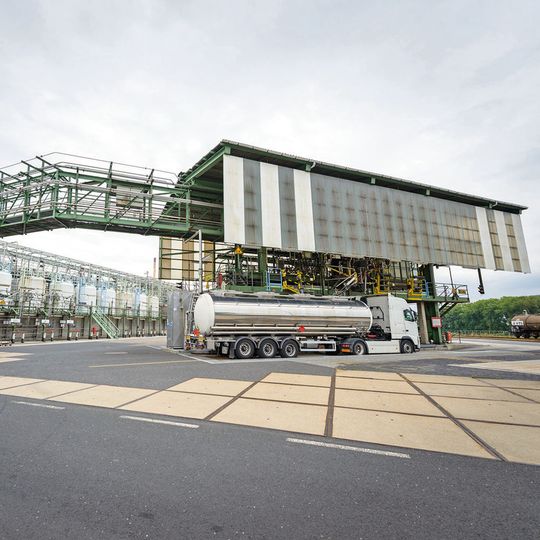 Etwa 700 Lkw und Tkw durchlaufen täglich in kürzester Zeit die Be- und Entladeprozesse im Industriepark Höchst. Etwa 700 Lkw und Tkw durchlaufen täglich in kürzester Zeit die Be- und Entladeprozesse im Industriepark Höchst.