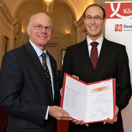 Zweitpreisträger Dr. Pascal-Beese Vasbender (rechts), Materialwissenschaftler am Düsseldorfer Max-Planck-Institut für Eisenforschung, mit Bundestagspräsident Norbert Lammert bei der Verleihung des Deutschen Studienpreises Zweitpreisträger Dr. Pascal-Beese Vasbender (rechts), Materialwissenschaftler am Düsseldorfer Max-Planck-Institut für Eisenforschung, mit Bundestagspräsident Norbert Lammert bei der Verleihung des Deutschen Studienpreises