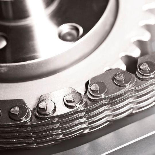 Antriebszahnketten wie diese kommen unter anderem in der Glas- und Automobilindustrie zum Einsatz. Antriebszahnketten wie diese kommen unter anderem in der Glas- und Automobilindustrie zum Einsatz.