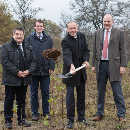 Spatenstich für das modernste Füllwerk der Linde-Group: Werner Arndt, Bürgermeister der Stadt Marl, Tobias Stockhoff, Bürgermeister der Stadt Dorsten, Olaf Reckenhofer, Geschäftsleiter Linde Gas Region Europe Central und Steffen Richter, Head of Cylinder Operations Region Europe Central (v.l.n.r.). Spatenstich für das modernste Füllwerk der Linde-Group: Werner Arndt, Bürgermeister der Stadt Marl, Tobias Stockhoff, Bürgermeister der Stadt Dorsten, Olaf Reckenhofer, Geschäftsleiter Linde Gas Region Europe Central und Steffen Richter, Head of Cylinder Operations Region Europe Central (v.l.n.r.).