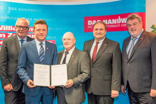 Die Handwerkskammer (HK) Düsseldorf ehrt Wilhelm Hülsdonk (2.v.l.) mit dem Goldenen Ehrenzeichen. Es gratulieren (v.li.) Günter Bode (Kreishandwerkerschaft Wesel), Siegfried Schrempf (HK Düsseldorf), ZDH-Präsident Hans Peter Wollseifer, Josef Lettgen (Wesel).