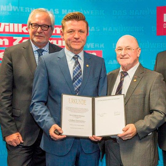 Wilhelm Hülsdonk (Mitte) nimmt die Gratulationen von Günter Bode (Kreishandwerkerschaft Wesel) und Siegfried Schrempf (Handwerkskammer Düsseldorf) entgegen.
