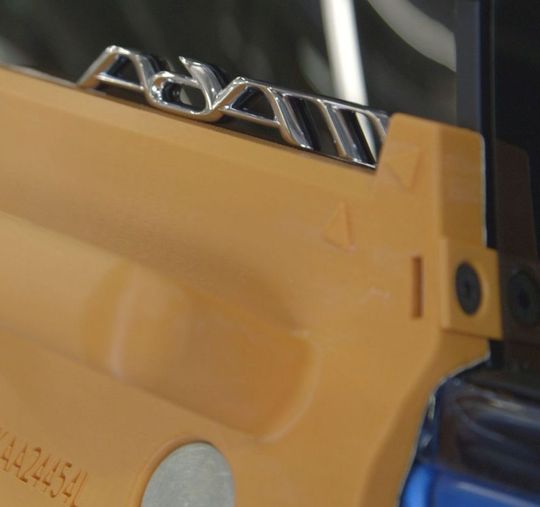 Opel nutzt additive Fertigungssysteme von Stratasys: Im 3D-Druckverfahren hersgestellte Montagewerkzeuge werden bei dem OEM zur korrekten Ausrichtung des kultigen „Adam”-Schriftzugs an der Heckscheibe des Fahrzeugs verwendet. Opel nutzt additive Fertigungssysteme von Stratasys: Im 3D-Druckverfahren hersgestellte Montagewerkzeuge werden bei dem OEM zur korrekten Ausrichtung des kultigen „Adam”-Schriftzugs an der Heckscheibe des Fahrzeugs verwendet.