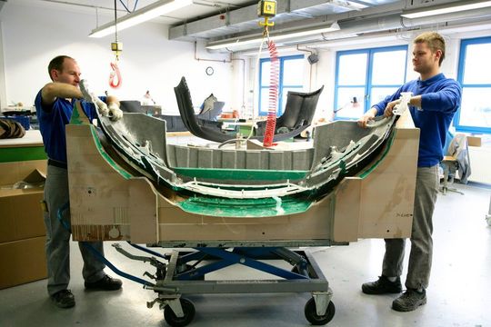 Hybrider Prototyp eines Stossfängers mit SLS und GFK-Verbundwerkstoffen - Ausheben aus der Form. Hybrider Prototyp eines Stossfängers mit SLS und GFK-Verbundwerkstoffen - Ausheben aus der Form.