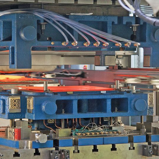 Um Leichtbaustrategien erfolgreich umsetzen zu können, sind neue und geeignete Werkzeuglösungen für das Umformen erforderlich. Um Leichtbaustrategien erfolgreich umsetzen zu können, sind neue und geeignete Werkzeuglösungen für das Umformen erforderlich.