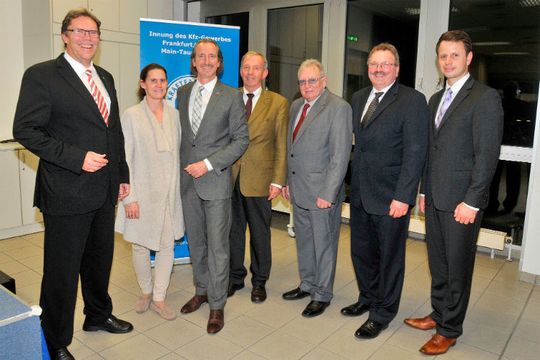 Vorstand und Geschäftsführung der Kfz-Innung Frankfurt am Main: (v.li.) Hauptgeschäftsführer Claus Kapelke, Alexandra Klein, Matthias Volpert, Bernard Richter, stellvertretender Obermeister Ferdinand Gandyra, Mark Karpinski.