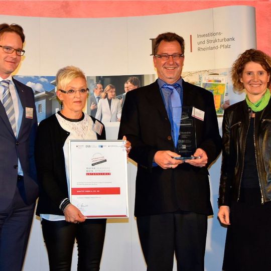 MiniTec wurde als attraktiver Arbeitgeber ausgezeichnet; im Bild: Tom Ankirchner (Leiter Geschäftsbereich Weiterbildung bei IHK Pfalz), Andrea Lauer (Leitung Buchhaltung, Prokuristin und Arbeitnehmervertreterin bei MiniTec), Ulrich Wigand (Geschäftsführer MiniTec), Ministerin Eveline Lemke (v.l.n.r.). MiniTec wurde als attraktiver Arbeitgeber ausgezeichnet; im Bild: Tom Ankirchner (Leiter Geschäftsbereich Weiterbildung bei IHK Pfalz), Andrea Lauer (Leitung Buchhaltung, Prokuristin und Arbeitnehmervertreterin bei MiniTec), Ulrich Wigand (Geschäftsführer MiniTec), Ministerin Eveline Lemke (v.l.n.r.).