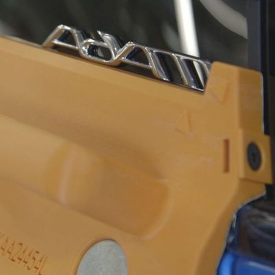 Opel nutzt additive Fertigungssysteme von Stratasys: Im 3D-Druckverfahren hersgestellte Montagewerkzeuge werden bei dem OEM zur korrekten Ausrichtung des kultigen „Adam”-Schriftzugs an der Heckscheibe des Fahrzeugs verwendet. Opel nutzt additive Fertigungssysteme von Stratasys: Im 3D-Druckverfahren hersgestellte Montagewerkzeuge werden bei dem OEM zur korrekten Ausrichtung des kultigen „Adam”-Schriftzugs an der Heckscheibe des Fahrzeugs verwendet.