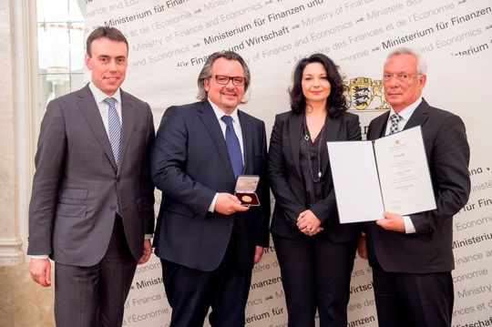 Minister Nils Schmid, das Ehepaar Timo und Simone Mosca sowie Firmengründer Gerd Mosca (v.l.) bei der Verleihung der Wirtschaftsmedaille. Minister Nils Schmid, das Ehepaar Timo und Simone Mosca sowie Firmengründer Gerd Mosca (v.l.) bei der Verleihung der Wirtschaftsmedaille.