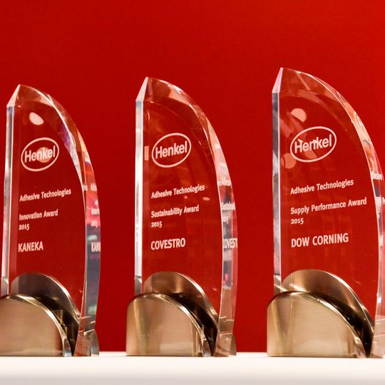 Mit seinen Supplier Awards für allgemeine Lieferantenleistung, Innovation und Nachhaltigkeit würdigt Henkel Adhesive Technologies einmal jährlich die hervorragende Partnerschaft mit strategischen Lieferanten. Mit seinen Supplier Awards für allgemeine Lieferantenleistung, Innovation und Nachhaltigkeit würdigt Henkel Adhesive Technologies einmal jährlich die hervorragende Partnerschaft mit strategischen Lieferanten.