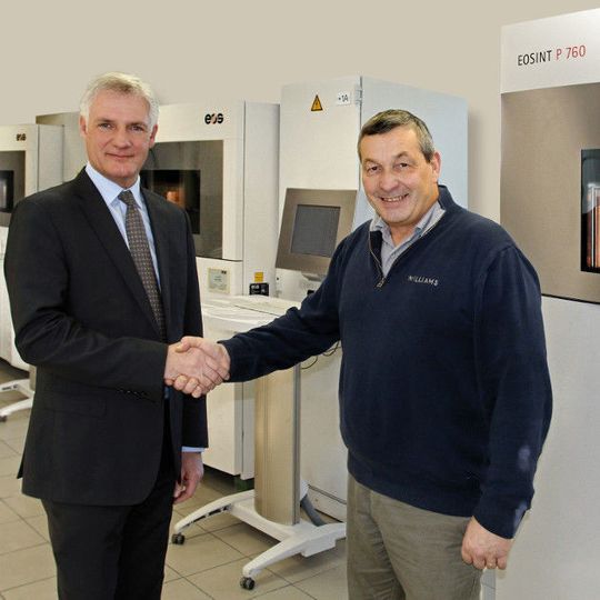 Stuart Jackson (EOS) stellt Richard Brady (Williams) die neue additive Fertigung vor (v.l.n.r) Stuart Jackson (EOS) stellt Richard Brady (Williams) die neue additive Fertigung vor (v.l.n.r)