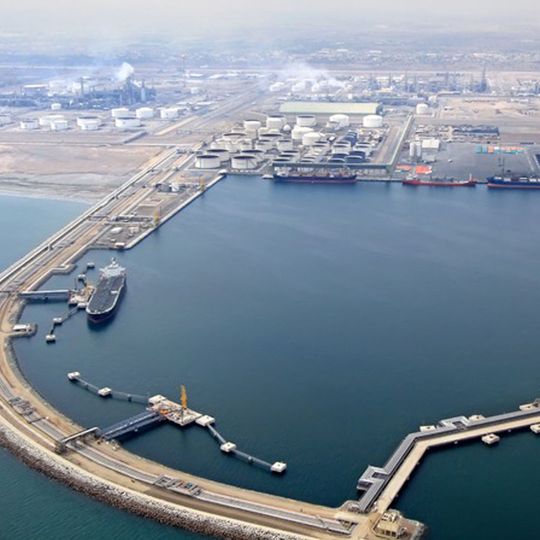 Sohar liegt am Golf von Oman und ist ein bedeutender Umschlagplatz für Erdöl- und Erdgasprodukte. Hier soll ein Teil des neuen Petrochemie-Komplexes entstehen. Sohar liegt am Golf von Oman und ist ein bedeutender Umschlagplatz für Erdöl- und Erdgasprodukte. Hier soll ein Teil des neuen Petrochemie-Komplexes entstehen.