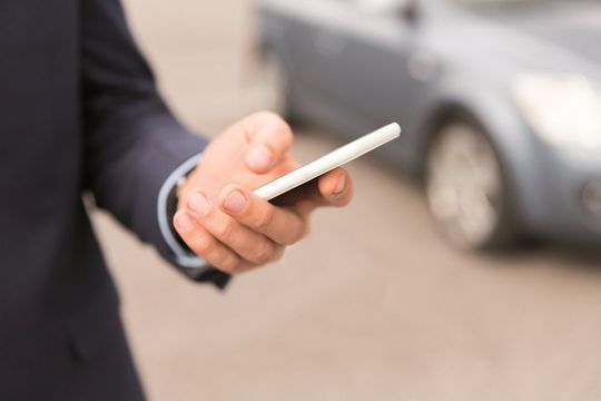 Termin- und Fahrzeuganfragen, Auftragserweiterungen in der Werkstatt oder Mitteilungen über abholbereite Autos – Messenger wie Whatsapp können die Kommunikation von Autohäusern mit Kunden auf verschiedenen Ebenen ergänzen.