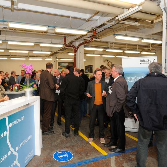 An der Eröffnungsfeier des neuen Standorts nahmen etwa 45 Kunden von Infraserv Knapsack teil. An der Eröffnungsfeier des neuen Standorts nahmen etwa 45 Kunden von Infraserv Knapsack teil.