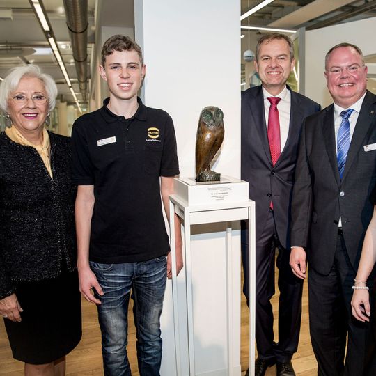 Margrit Harting, Generalbevollmächtigte Gesellschafterin (links), überreichte die Eule als Symbol für Weisheit und Wissenschaft an Harting-Ausbildungsleiter Nico Gottlieb (rechts). Auch Wolf Dietrich Meier-Scheuven, Präsident der Industrie- und Handelskammer Ostwestfalen zu Bielefeld (Zweiter von rechts), und der Auszubildende Fabian Schmalgemeier (Ausbildung zum Werkzeugmechaniker) freuten sich über dieses Geschenk. Margrit Harting, Generalbevollmächtigte Gesellschafterin (links), überreichte die Eule als Symbol für Weisheit und Wissenschaft an Harting-Ausbildungsleiter Nico Gottlieb (rechts). Auch Wolf Dietrich Meier-Scheuven, Präsident der Industrie- und Handelskammer Ostwestfalen zu Bielefeld (Zweiter von rechts), und der Auszubildende Fabian Schmalgemeier (Ausbildung zum Werkzeugmechaniker) freuten sich über dieses Geschenk.