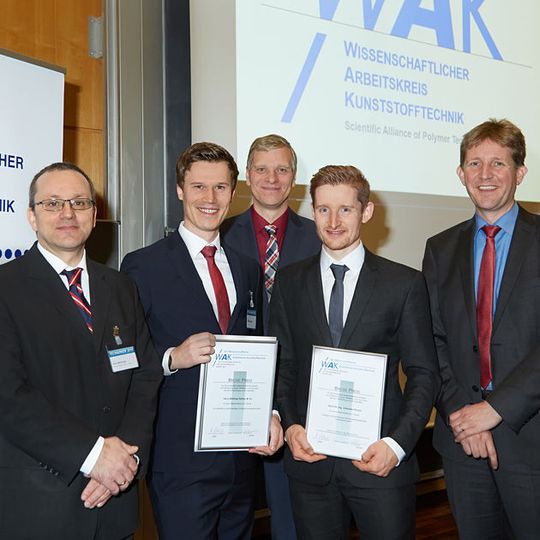 Zum neunten Mal ist der Brose Preis verliehen worden. Im Bild (v.l.n.r.): Prof. Peter Weidinger, Leiter Werkstofflabore Brose Gruppe, Preisträger Matthias Hüttner, Prof. Volker Schöppner, Universität Paderborn, Doktorand Johannes Zimmer und Prof. Markus Stommel, Technische Universität Dortmund. Zum neunten Mal ist der Brose Preis verliehen worden. Im Bild (v.l.n.r.): Prof. Peter Weidinger, Leiter Werkstofflabore Brose Gruppe, Preisträger Matthias Hüttner, Prof. Volker Schöppner, Universität Paderborn, Doktorand Johannes Zimmer und Prof. Markus Stommel, Technische Universität Dortmund.