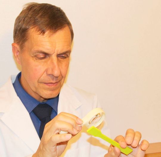 Dr. Vladimir Purghart nutzt den Rominger-Kunststofftechnik-Laborkoffer regelmäßig, um seinen Kunden im Handumdrehen Analyseergebnisse präsentieren zu können. Dr. Vladimir Purghart nutzt den Rominger-Kunststofftechnik-Laborkoffer regelmäßig, um seinen Kunden im Handumdrehen Analyseergebnisse präsentieren zu können.