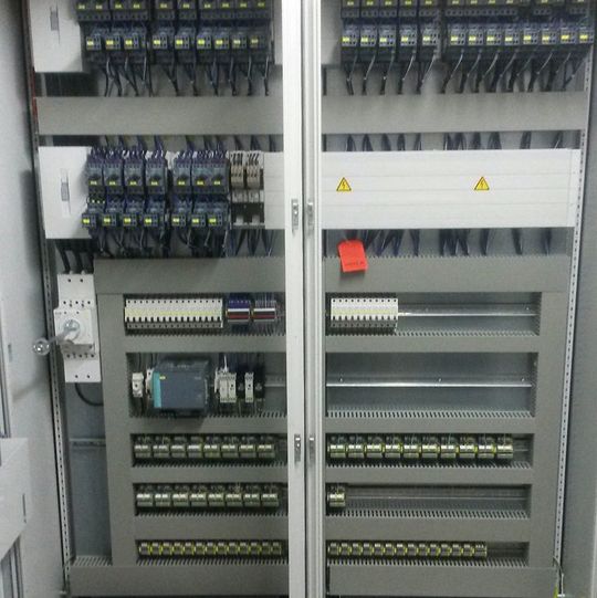 Neu aufgebauter Schaltschrank der sogenannten Seifenanlage. In diesem Anlagenteil wird die Verseifung des Harzes vollzogen. Neu aufgebauter Schaltschrank der sogenannten Seifenanlage. In diesem Anlagenteil wird die Verseifung des Harzes vollzogen.