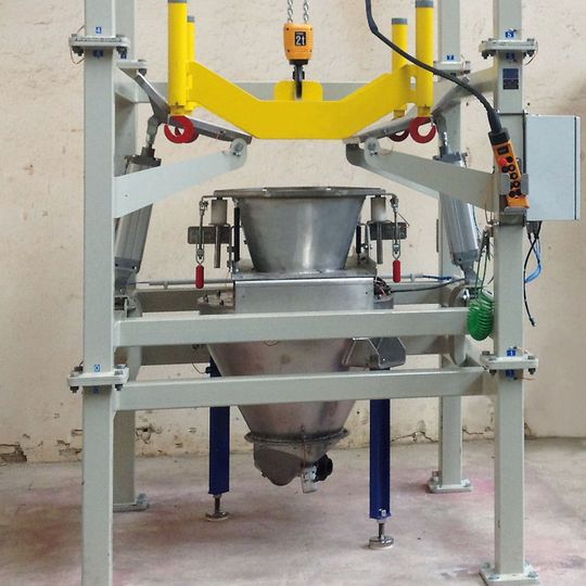 Die Big-Bag-Station dient zur Entleerung der unterschiedlichen Big-Bag-Typen und ist über einen Produktvorlagebehälter mit einer Saugförderanlage verbunden. Die Big-Bag-Station dient zur Entleerung der unterschiedlichen Big-Bag-Typen und ist über einen Produktvorlagebehälter mit einer Saugförderanlage verbunden.