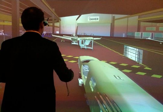 ESIs immersive Virtual Prototyping-Lösung ermöglicht Dahers Ingenieuren, sich für den Aufbau und die Feinabstimmung der Endmontagelinie ihrer Flugzeuge in der virtuellen Werkshalle zu bewegen. ESIs immersive Virtual Prototyping-Lösung ermöglicht Dahers Ingenieuren, sich für den Aufbau und die Feinabstimmung der Endmontagelinie ihrer Flugzeuge in der virtuellen Werkshalle zu bewegen.