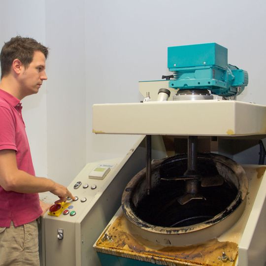 Bernhard Hofko mit der Prüfmaschine, mit der die Verabeitbarkeit von Asphaltmsichgut bei der Produktion bestimmt wird. Bernhard Hofko mit der Prüfmaschine, mit der die Verabeitbarkeit von Asphaltmsichgut bei der Produktion bestimmt wird.