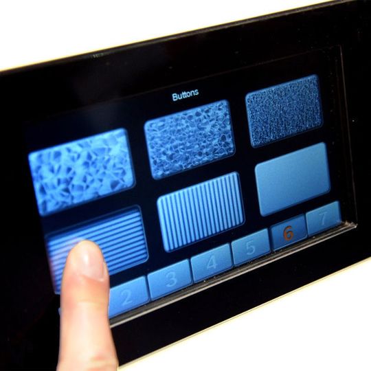 Bosch stellt auf der CES in Las Vegas einen Touchscreen vor, der unterschiedliche Oberflächenstrukturen mittels haptischen Feedback aktiviert. Bosch stellt auf der CES in Las Vegas einen Touchscreen vor, der unterschiedliche Oberflächenstrukturen mittels haptischen Feedback aktiviert.