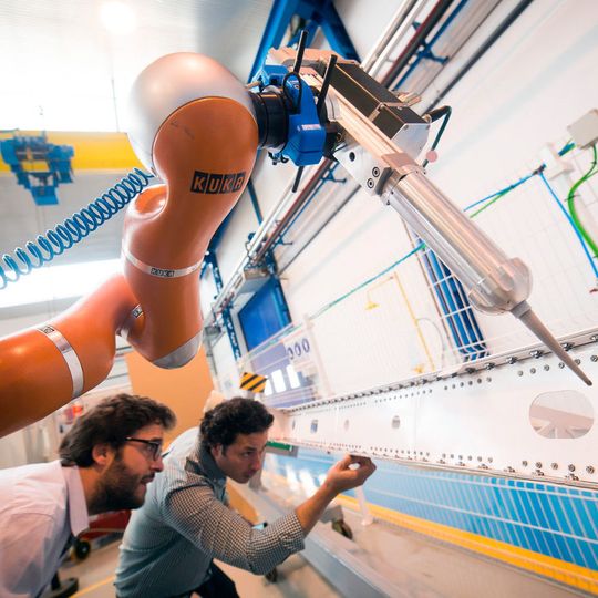 José Navarro, IDPSA, und José Saenz vom Fraunhofer IFF prüfen, wie VALERI das Dichtmittel auf ein Flugzeugbauteil aufgebracht hat. José Navarro, IDPSA, und José Saenz vom Fraunhofer IFF prüfen, wie VALERI das Dichtmittel auf ein Flugzeugbauteil aufgebracht hat.