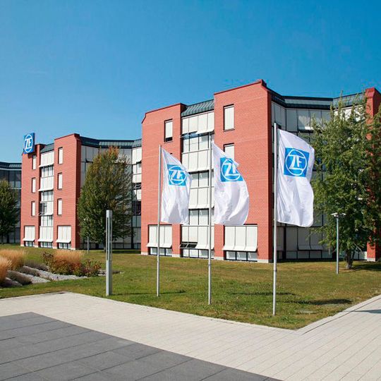 Mit der nun vollzogenen Übernahme der Industrie- und Windgetriebesparte von Bosch Rexroth stärkt ZF sein Portfolio im Industriegetriebegeschäft. Mit der nun vollzogenen Übernahme der Industrie- und Windgetriebesparte von Bosch Rexroth stärkt ZF sein Portfolio im Industriegetriebegeschäft.