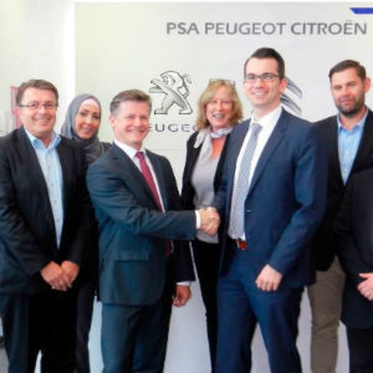 Von links: Friedhelm Bock, Olivier Ferry (beide PSA), Matthias Witte (Dekra Automotive Solutions) und Stephan Ulrich (PSA) sowie Kolleginnen aus dem Remarketing-Team freuen sich auf die Zusammenarbeit.
