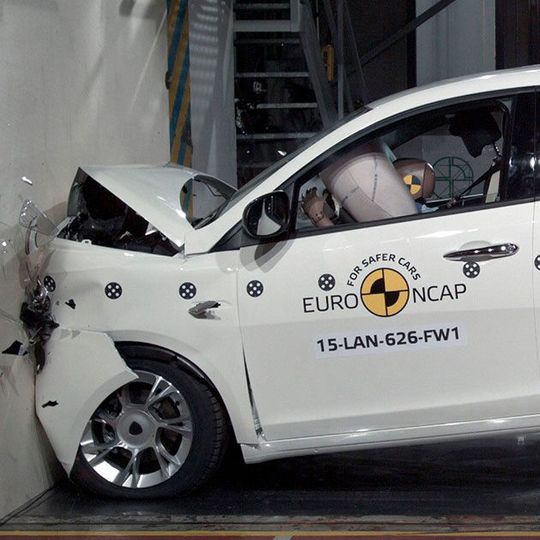 Der Lancia Ypsilon konnte die Tester des Euro-NCAP nicht überzeugen und erhielt nur zwei Sterne. Der Lancia Ypsilon konnte die Tester des Euro-NCAP nicht überzeugen und erhielt nur zwei Sterne.