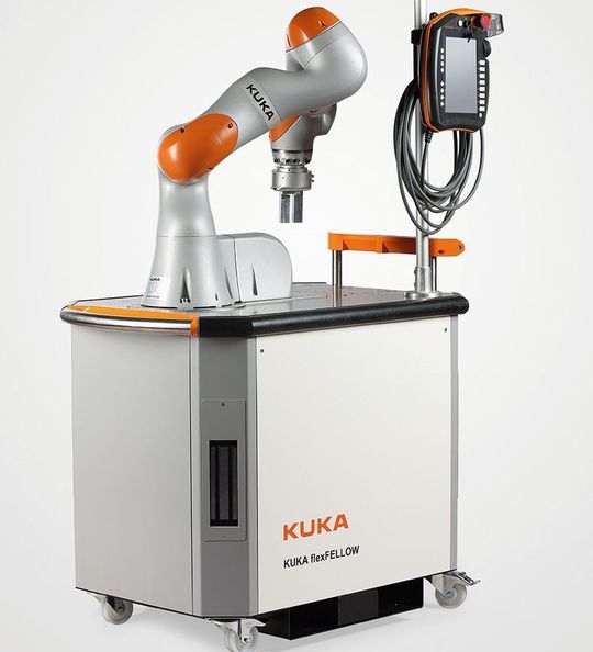 In der Fabrik der Zukunft müssen Mensch und Maschine sicher und aufeinander abgestimmt zusammenarbeiten. Für diese kollaborativen Tätigkeiten hat Kuka Systems entsprechende Applikationen bei innovationsorientierten Kunden schon im Produktionseinsatz. Der Anlagenbauer weist damit den Weg zu Industrie 4.0.