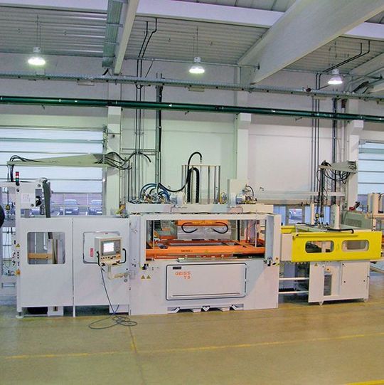 Die erste Twin-Sheet-Thermoformmaschine, die kurz vor der Auslieferung steht, fertigt im 70-Sekunden-Takt acht Komponten für ein Kfz-Luftkanalsystem aus leichter PE-Schaumfolie. Die erste Twin-Sheet-Thermoformmaschine, die kurz vor der Auslieferung steht, fertigt im 70-Sekunden-Takt acht Komponten für ein Kfz-Luftkanalsystem aus leichter PE-Schaumfolie.