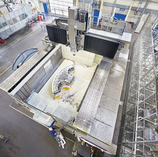 Beeindruckender Blick von oben auf das riesige Fräszentrum: Eine Maschine in dieser Art und Größe (20.000 mm × 9400 mm × 6900 mm) hatte Droop+Rein bisher noch nicht gebaut.