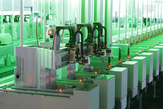 Offenes „Pick & Place“-System zur Montage von Kleinteilen. Die Montageeinheit ist von allen Seiten frei zugänglich (ohne Schutzumhausung). Offenes „Pick & Place“-System zur Montage von Kleinteilen. Die Montageeinheit ist von allen Seiten frei zugänglich (ohne Schutzumhausung).