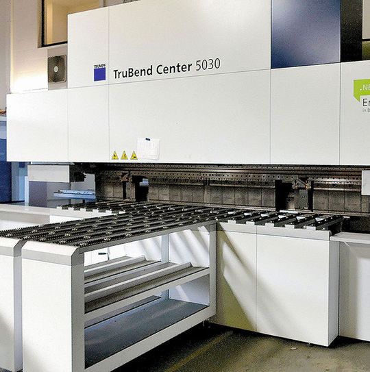 Bickel war der Erste, der sich eine Schwenkbiegemaschine TruBend Center 5030 von Trumpf kaufte nachdem der schwäbische Maschinenbauer die Schwenkbiegetechnik von Codatto aus Italien übernommen hatte. Es war Bickels langgehegter Wunsch eine solche Maschine zu besitzen. Bickel war der Erste, der sich eine Schwenkbiegemaschine TruBend Center 5030 von Trumpf kaufte nachdem der schwäbische Maschinenbauer die Schwenkbiegetechnik von Codatto aus Italien übernommen hatte. Es war Bickels langgehegter Wunsch eine solche Maschine zu besitzen.
