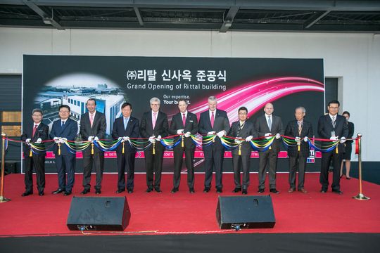 Friedhelm Loh (Mitte) eröffnete gemeinsam mit Kollegen von Rittal und Eplan das Korea Headquarter von Rittal in New Songdo City. Friedhelm Loh (Mitte) eröffnete gemeinsam mit Kollegen von Rittal und Eplan das Korea Headquarter von Rittal in New Songdo City.