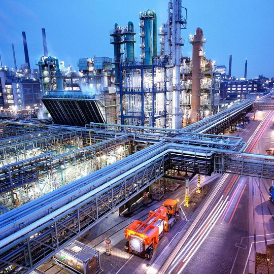 Große Unternehmen aus den Branchen Stahlerzugung, Chemieindustrie, Energiewirtschaft und Forschung wollen den CO2-Ausstoß durch neue Verfahren weiter reduzieren. Große Unternehmen aus den Branchen Stahlerzugung, Chemieindustrie, Energiewirtschaft und Forschung wollen den CO2-Ausstoß durch neue Verfahren weiter reduzieren.