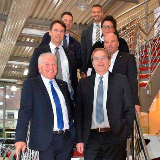 Vorne v. li.: Manfred Engelbart, Geschäftsführer AH Engelbart, Josef A. Schmid, Geschäftsführer Mazda; Mitte v. li.: Bernhard Kaplan, Mazda-Vertriebsdirektor, und Karsten Engelbart, Prokurist AH Engelbart; hinten v. li: Falko Hufnagel, Mazda-Manager Händlernetz, Kai Becker, Mazda-Verkaufsleiter AH Engelbart, und Kerstin Kiwus, Prokuristin AH Engelbart.
