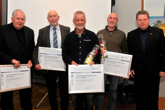 Meisterjubiläen: (v. li.) Ubbo Dieker (60 Jahre), Peter-Heinrich Snackenborg (50 Jahre), Christian Thieme (40 Jahre), Josef Westerhoff (25 Jahre) und Obermeister Lothar Freese.
