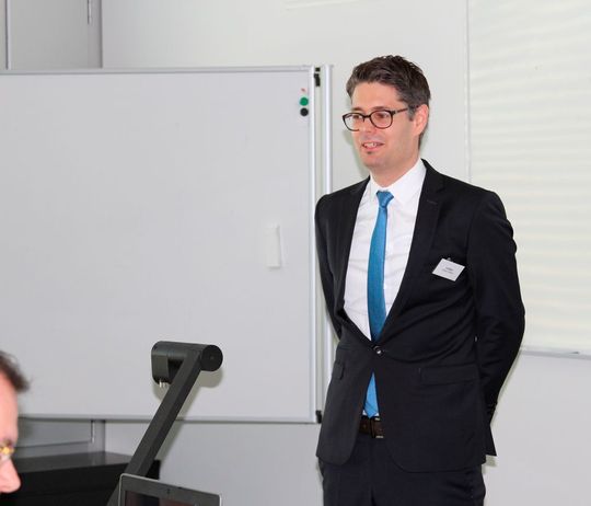 Gastgeber Fabian Stadler, Generalsekretär des Dachverbands der Schweizer Medizintechnik FASMED: „In Europa und damit auch in der Schweiz ist die Einführung von UDI mit der Neuregulierung von Medizinprodukten (MDR/IVD) verknüpft, die voraussichtlich im 2. Quartal 2016 veröffentlicht wird.“ Gastgeber Fabian Stadler, Generalsekretär des Dachverbands der Schweizer Medizintechnik FASMED: „In Europa und damit auch in der Schweiz ist die Einführung von UDI mit der Neuregulierung von Medizinprodukten (MDR/IVD) verknüpft, die voraussichtlich im 2. Quartal 2016 veröffentlicht wird.“