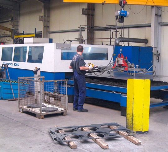 In seinem Lasertechnik-Kompetenzzentrum bearbeitet Umformtechnik-Spezialist Rübsamen unter anderem sehr große und sehr dickwandige Stahlteile. In seinem Lasertechnik-Kompetenzzentrum bearbeitet Umformtechnik-Spezialist Rübsamen unter anderem sehr große und sehr dickwandige Stahlteile.