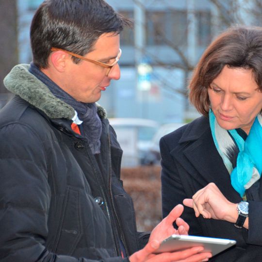 Bayerischer Ladeatlas im Praxistest: Bayerns Wirtschaftsministerin Ilse Aigner lässt sich die Funktionen der neuen Web App von Cirrantic-Chef Arne Meusel demonstrieren. Bayerischer Ladeatlas im Praxistest: Bayerns Wirtschaftsministerin Ilse Aigner lässt sich die Funktionen der neuen Web App von Cirrantic-Chef Arne Meusel demonstrieren.