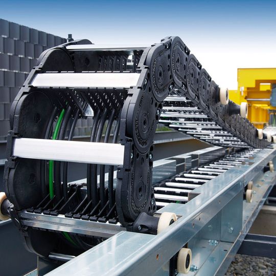 Roller Supported Chains (RSC) von Tsubaki Kabelschlepp sollen eine optimale Lösung für hohe Zusatzlasten und lange Verfahrwege darstellen; speziell im Bereich von über 200 Metern. Roller Supported Chains (RSC) von Tsubaki Kabelschlepp sollen eine optimale Lösung für hohe Zusatzlasten und lange Verfahrwege darstellen; speziell im Bereich von über 200 Metern.