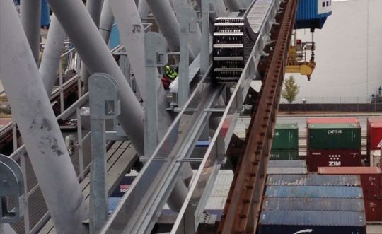 Das System besteht aus einer Energieführungskette des Typs MC1300 inkl. Leitungspaket und einem Führungskanal mit aufklappbaren Abdeckungen und Aufstiegschutz.