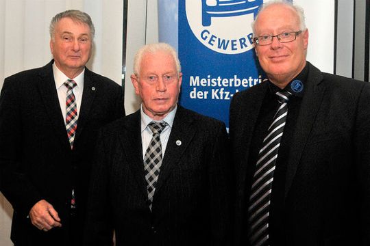 Amtsübergabe: (v. li.) Heinz Winkler (ehemaliger Obermeister), Hermann Görtz (neuer Obermeister) und Horst Jansen (Geschäftsführer). Amtsübergabe: (v. li.) Heinz Winkler (ehemaliger Obermeister), Hermann Görtz (neuer Obermeister) und Horst Jansen (Geschäftsführer).