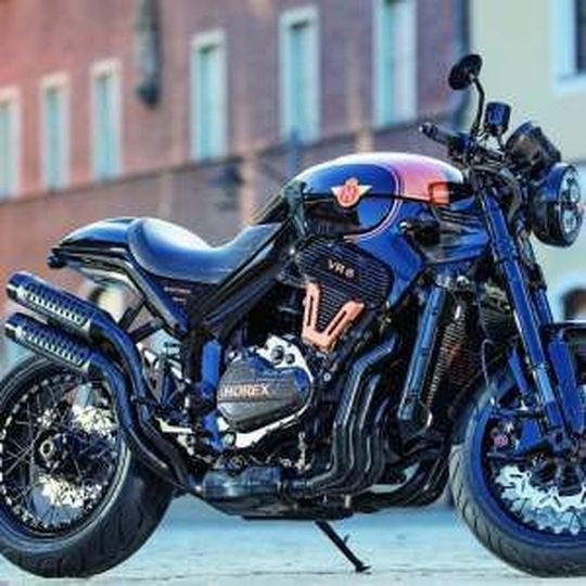 68.500 Euro kostet die neue Black Edition der Horex. Limitiert auf 33 Fahrzeuge, der Lieblingszahl der 3C Carbon Group. 68.500 Euro kostet die neue Black Edition der Horex. Limitiert auf 33 Fahrzeuge, der Lieblingszahl der 3C Carbon Group.