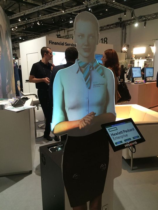 Bisheriger Arbeitsplatz dieser virtuellen Dame: eine Versuchsanordnung für eine Bank.