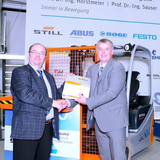 Michael Quest, Leiter der Still Niederlassungen Bielefeld und Hannover (r.) übergibt den neuen Gegengewichtsstapler RX 20-15 an Prof. Dr.-Ing. Ralf Hörstmeier (l.) vom Fachbereich Ingenieur-wissenschaften und Mathematik der Fachhochschule Bielefeld. Michael Quest, Leiter der Still Niederlassungen Bielefeld und Hannover (r.) übergibt den neuen Gegengewichtsstapler RX 20-15 an Prof. Dr.-Ing. Ralf Hörstmeier (l.) vom Fachbereich Ingenieur-wissenschaften und Mathematik der Fachhochschule Bielefeld.