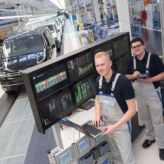 Das Thema Industrie 4.0 ist Bestandteil der Ausbildung bei Volkswagen Nutzfahrzeuge am Standort Hannover: Jannes Ditloff (23, l.) und Dennis Schwertfeger (21), Auszubildende Elektroniker für Automatisierungstechnik (3. Ausbildungsjahr), an der selbstgebauten Schalt-Tafel mit Komponenten für die Zentrale Anlagenüberwachung. Das Thema Industrie 4.0 ist Bestandteil der Ausbildung bei Volkswagen Nutzfahrzeuge am Standort Hannover: Jannes Ditloff (23, l.) und Dennis Schwertfeger (21), Auszubildende Elektroniker für Automatisierungstechnik (3. Ausbildungsjahr), an der selbstgebauten Schalt-Tafel mit Komponenten für die Zentrale Anlagenüberwachung.